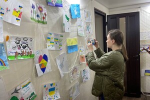 В Одессе открылась трогательная выставка детских рисунков в поддержку Украины фото 2