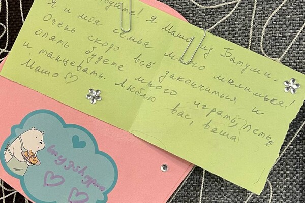 В Одессе открылась трогательная выставка детских рисунков в поддержку Украины фото 6