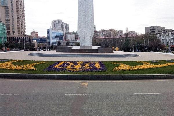 На площі 10 квітня з'явилась патріотична квіткова композиція фото