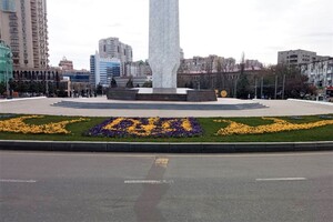 На площі 10 квітня з'явилась патріотична квіткова композиція фото