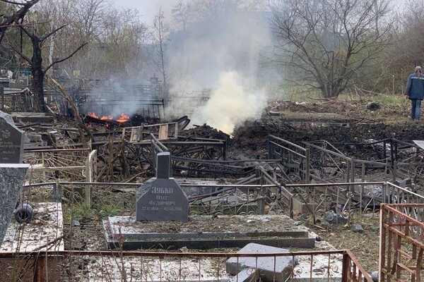 Оккупанты обстреляли кладбище в Одессе: пострадало более 1000 квадратных метров территории  фото 1