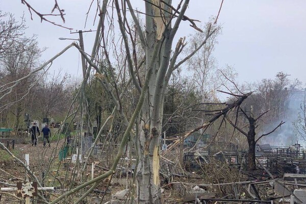 Окупанти обстріляли кладовище в Одесі: постраждали понад 1000 квадратних метрів території фото 3
