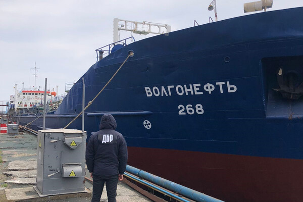 В Одесской области конфисковали белорусское судно и российский крейсер фото