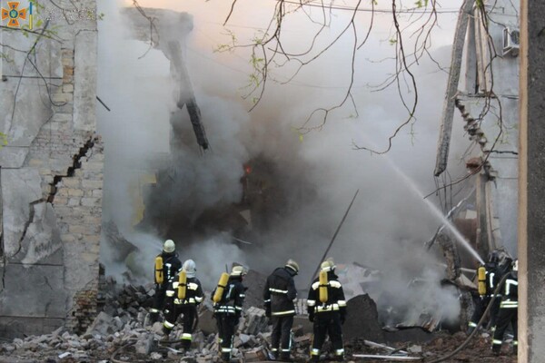Бомба в парадной и замеры воздуха: как прошли последние сутки у спасателей Одессы фото 2