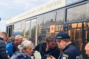 В Запорожье приехала колонна эвакуированных с завода "Азовсталь" в Мариуполе фото 3