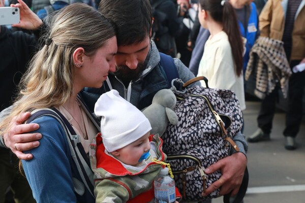В Запорожье приехала колонна эвакуированных с завода "Азовсталь" в Мариуполе фото 6