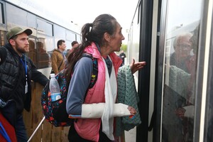 В Запорожье приехала колонна эвакуированных с завода "Азовсталь" в Мариуполе фото 8