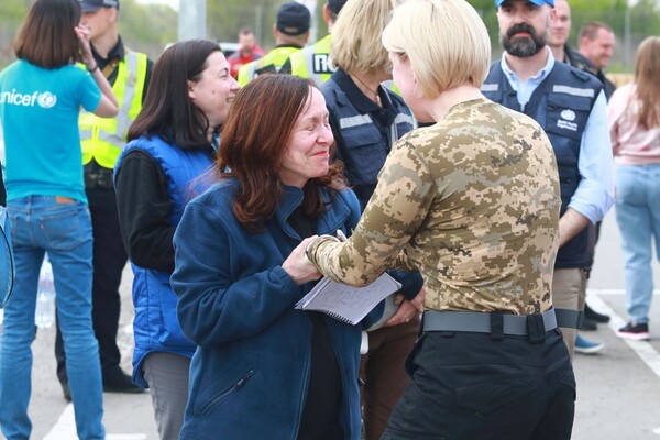 В Запорожье приехала колонна эвакуированных с завода "Азовсталь" в Мариуполе фото 12
