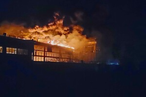 Вечером 9 мая в Одессе снова прогремели взрывы: горят ТЦ и склад готовой продукции фото