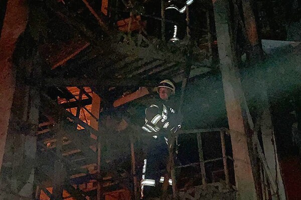 Вечером 9 мая в Одессе снова прогремели взрывы: горят ТЦ и склад готовой продукции фото 1