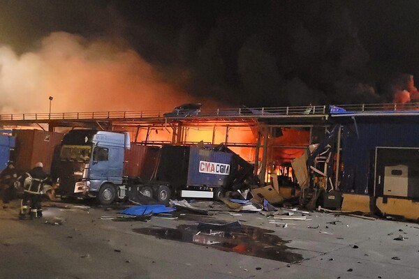 Вечером 9 мая в Одессе снова прогремели взрывы: горят ТЦ и склад готовой продукции фото 3