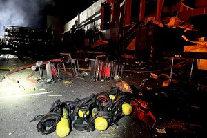 Вечером 9 мая в Одессе снова прогремели взрывы: горят ТЦ и склад готовой продукции фото 4