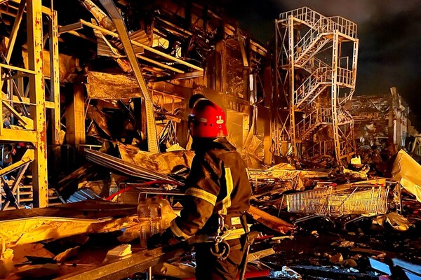 Вечером 9 мая в Одессе снова прогремели взрывы: горят ТЦ и склад готовой продукции фото 5