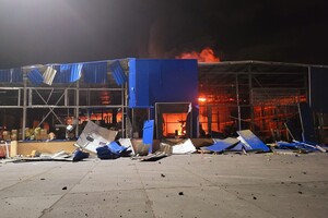 Увечері 9 травня в Одесі знову прогриміли вибухи: горять ТЦ та склад готової продукції фото 6