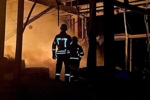 Вечером 9 мая в Одессе снова прогремели взрывы: горят ТЦ и склад готовой продукции фото 8
