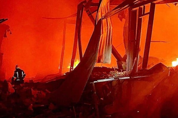 Вечером 9 мая в Одессе снова прогремели взрывы: горят ТЦ и склад готовой продукции фото 9