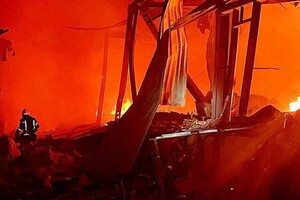 Вечером 9 мая в Одессе снова прогремели взрывы: горят ТЦ и склад готовой продукции фото 9