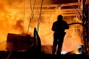 Вечером 9 мая в Одессе снова прогремели взрывы: горят ТЦ и склад готовой продукции фото 10