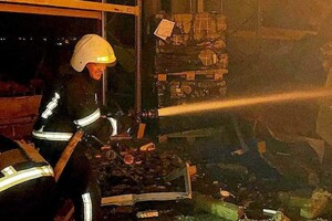 Увечері 9 травня в Одесі знову прогриміли вибухи: горять ТЦ та склад готової продукції фото 11