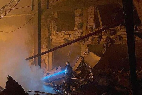 Вечером 9 мая в Одессе снова прогремели взрывы: горят ТЦ и склад готовой продукции фото 13