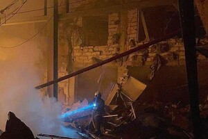 Вечером 9 мая в Одессе снова прогремели взрывы: горят ТЦ и склад готовой продукции фото 13