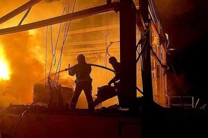 Вечером 9 мая в Одессе снова прогремели взрывы: горят ТЦ и склад готовой продукции фото 14