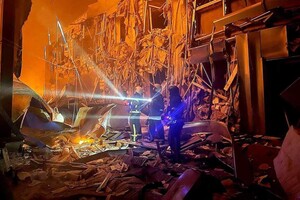Увечері 9 травня в Одесі знову прогриміли вибухи: горять ТЦ та склад готової продукції фото 15