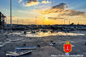 Поздравили с 9 мая: последствия ракетного удара по Одессе фото 1
