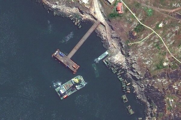 После ударов ВСУ: остров Змеиный показали на фото со спутника фото 2