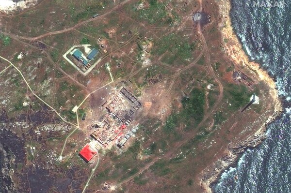После ударов ВСУ: остров Змеиный показали на фото со спутника фото 3