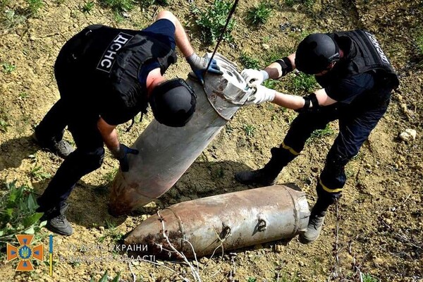 В Одесі знищили дві авіабомби окупантів, які прилетіли і не розірвалися фото 8