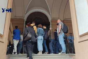 В Одессе за новой маркой &quot;Укрпочты&quot; выстроилась огромная очередь фото 1