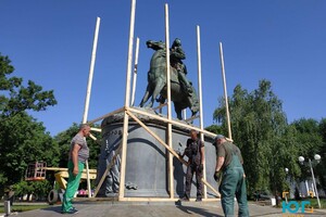 Памятник Суворову в Измаиле решили спрятать за забором  фото 1