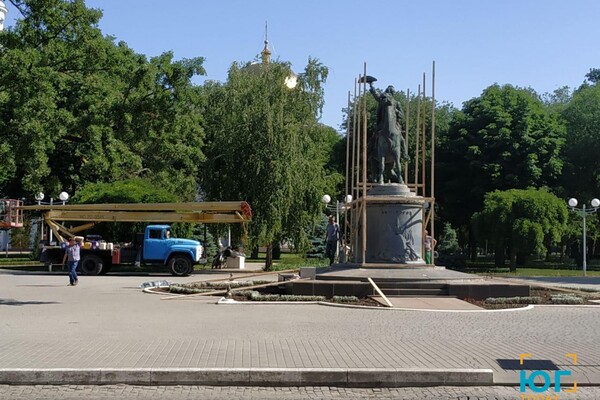 Памятник Суворову в Измаиле решили спрятать за забором  фото 2