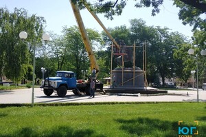 Памятник Суворову в Измаиле решили спрятать за забором  фото 4