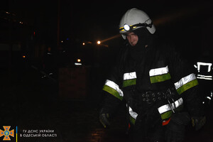 Большой пожар в Нерубайском и помощь людям: как прошли сутки у одесских спасателей фото