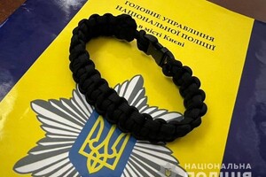 10-річна дівчинка з Одеси плете тактичні браслети для захисників України фото