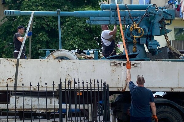 Возле школы в Одессе убрали пушку-памятник, который испугал оккупантов фото