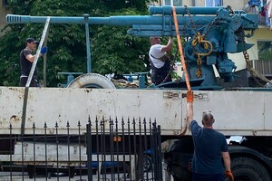 Возле школы в Одессе убрали пушку-памятник, который испугал оккупантов фото