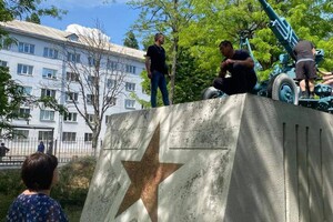 Возле школы в Одессе убрали пушку-памятник, который испугал оккупантов фото 1