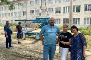 Возле школы в Одессе убрали пушку-памятник, который испугал оккупантов фото 2