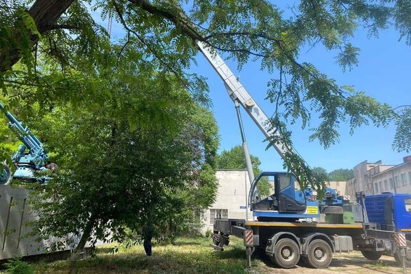 Возле школы в Одессе убрали пушку-памятник, который испугал оккупантов фото 3