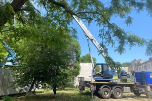 Возле школы в Одессе убрали пушку-памятник, который испугал оккупантов фото 3