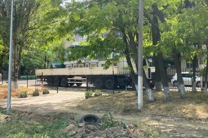 Возле школы в Одессе убрали пушку-памятник, который испугал оккупантов фото 4