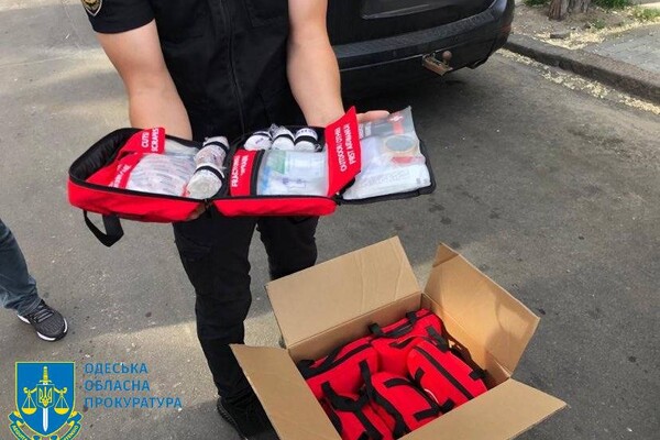 В одесском фонде цинично продавали гуманитарную помощь для ВСУ: кого задержали фото