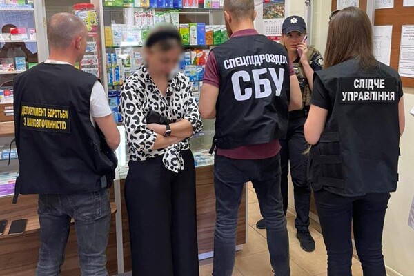 В Одесі росіянка через мережу аптек торгувала фальсифікатом та нарковмісними препаратами фото 1