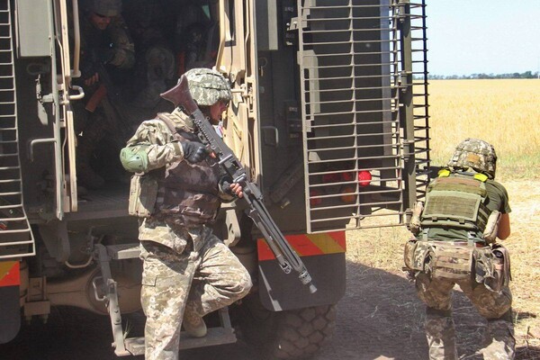 Одеські морпіхи освоюють британські бронемашини Мastіff фото