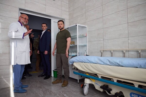 Президент Украины посетил больницу в Одессе и вручил награды медикам фото 1