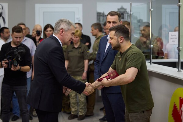 Президент Украины посетил больницу в Одессе и вручил награды медикам фото 3