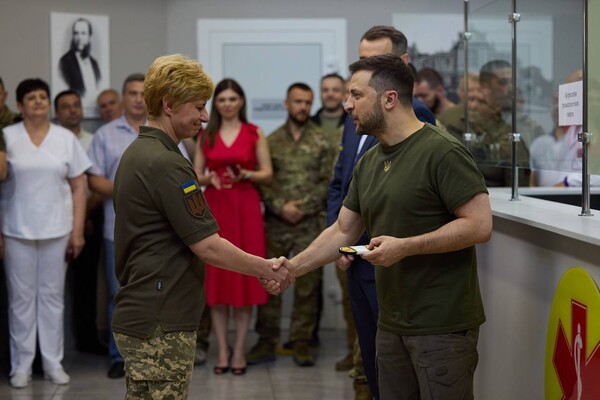 Президент Украины посетил больницу в Одессе и вручил награды медикам фото 4